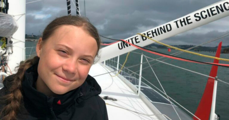 Greta Thunberg chega de barco a NY para participar nas cúpulas do clima