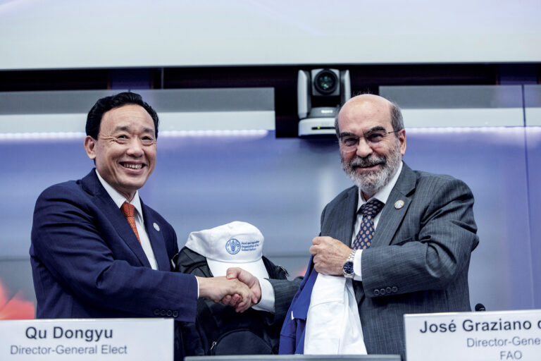 Graziano passa direção da FAO ao cientista agrário Qu Dongyu