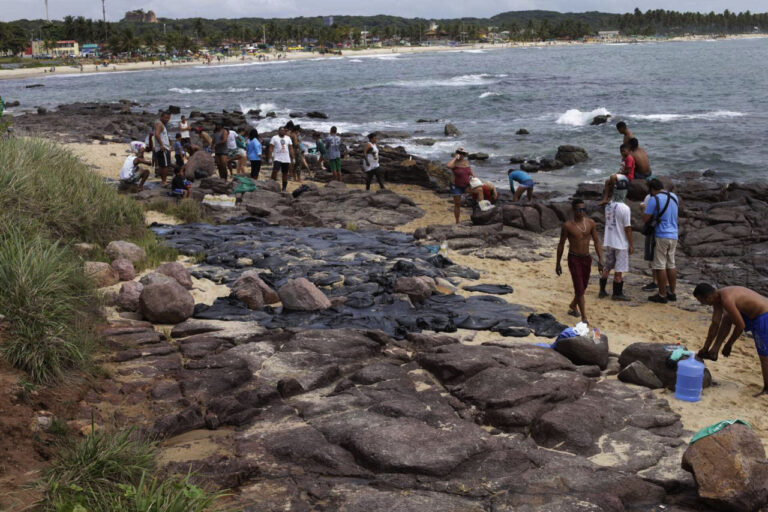 Precisamos falar sobre os riscos que a mancha de óleo traz à população brasileira