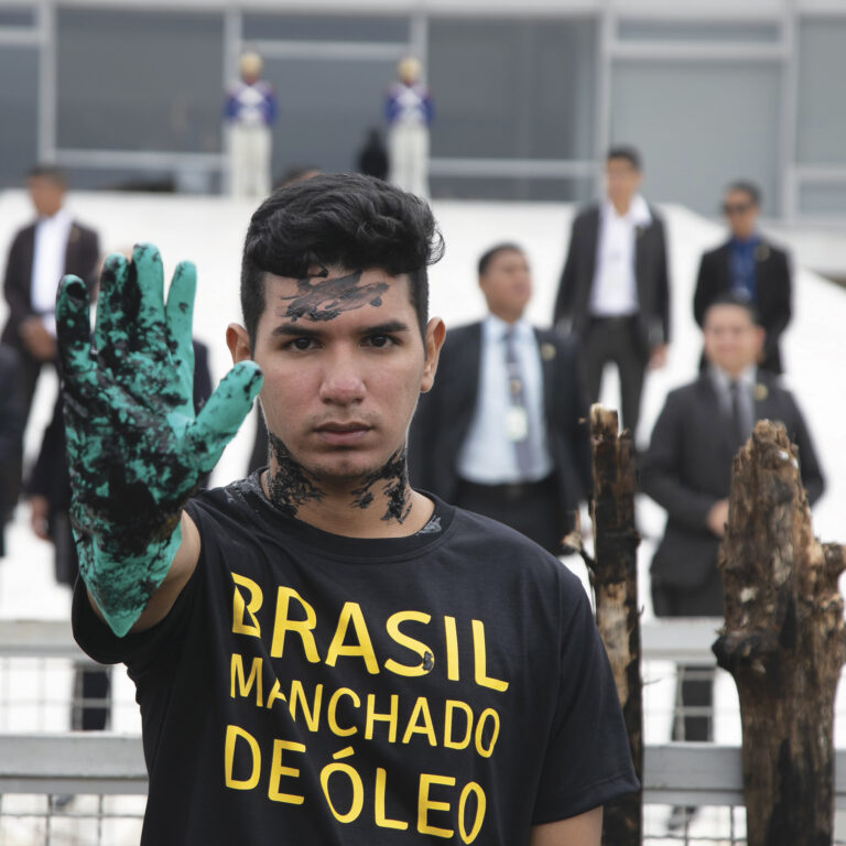 Aprender com a tragédia que manchou de óleo o litoral