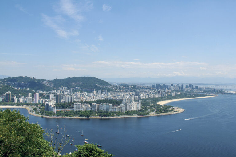 Baía de Guanabara: ecobarreiras e reciclagem química