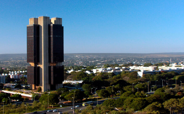 Ex-ministros e presidentes do BC lançam carta. Como o Brasil deve crescer?