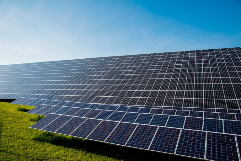 Os parques solares com baterias já são competitivos