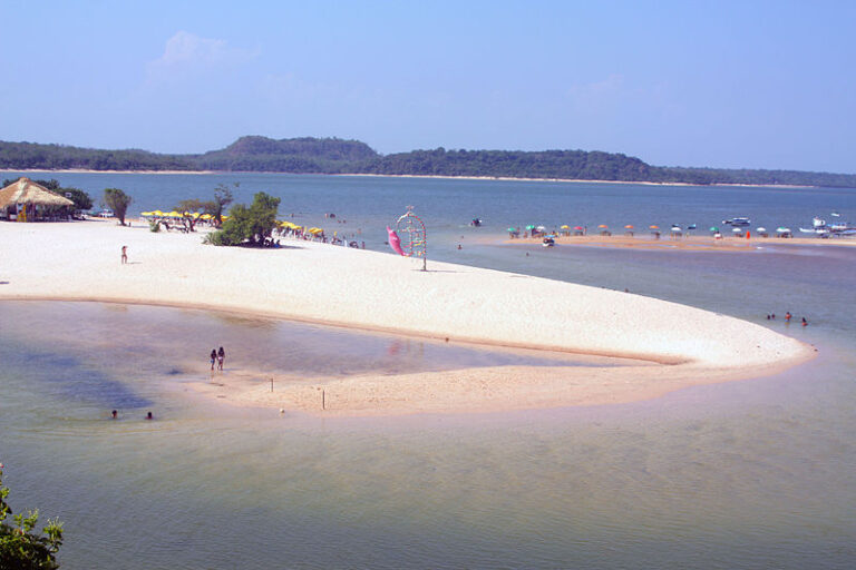 Mulheres indígenas chamam atenção para a especulação imobiliária e gentrificação em Alter do Chão, Pará