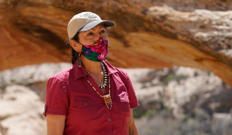 A primeira Secretária de gabinete nativa americana visita a terra de seus ancestrais e vê em primeira mão os obstáculos ao compromisso