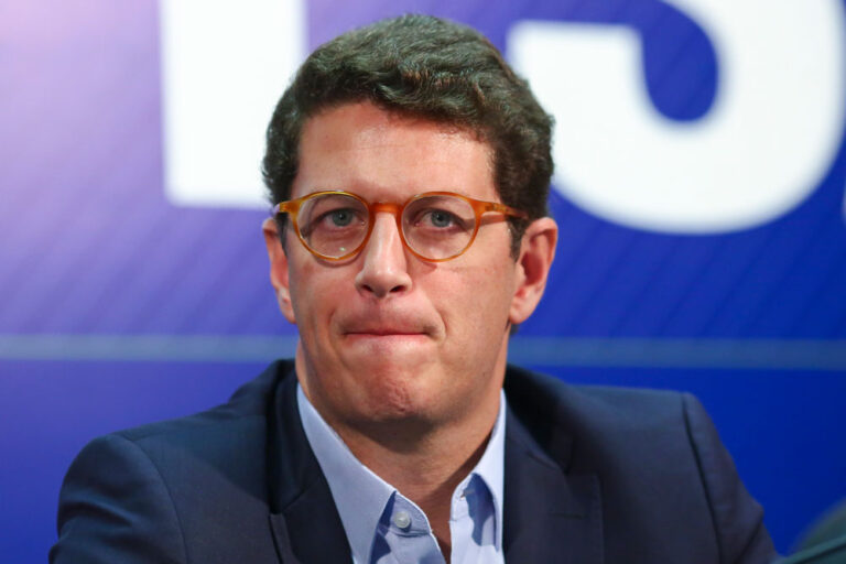 Salles enfim cai, mas quem manda ainda é Bolsonaro