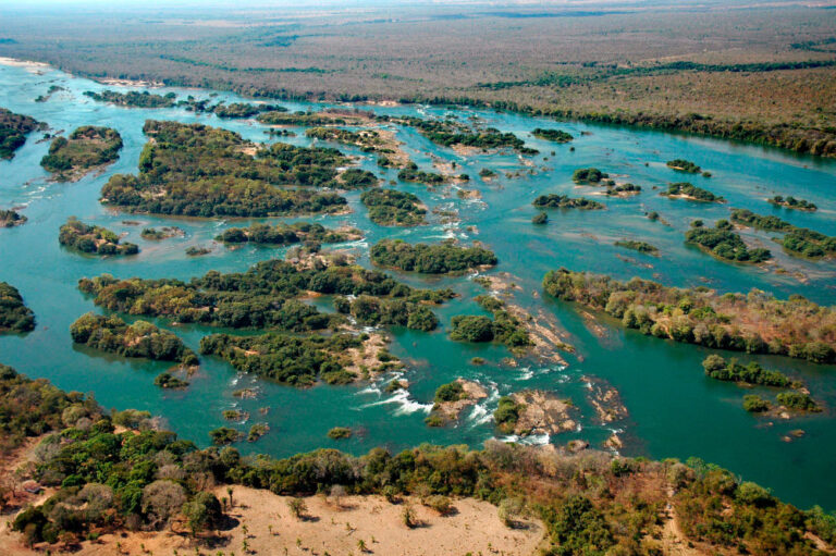 O curso de um rio: Cerrado que banha a Amazônia, rio Tocantins