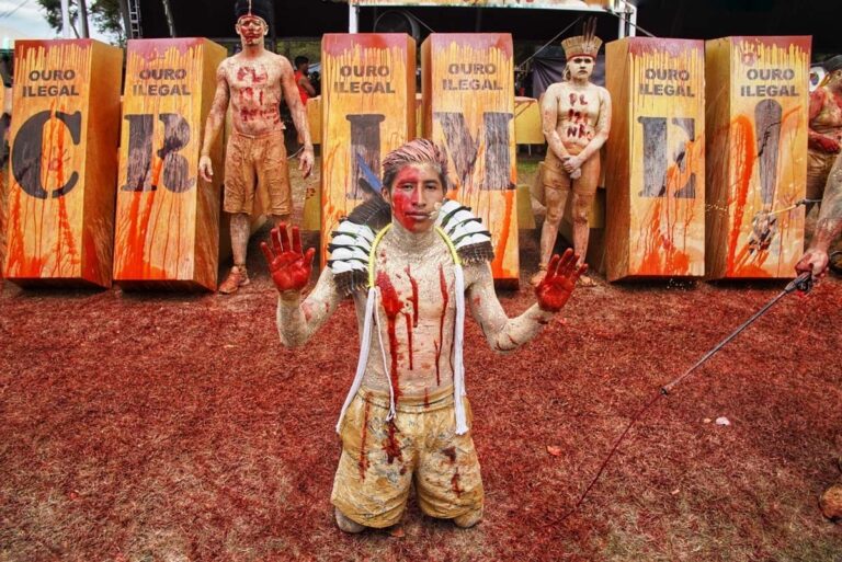 Lideranças indígenas reproduzem destruição do garimpo na capital brasileira
