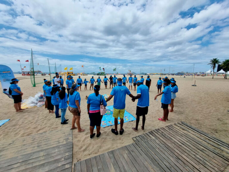 Voluntários recolhem 80 kg de resíduos na praia do Leme