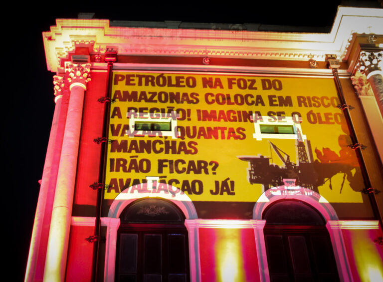 Ativistas entregam reivindicações sobre exploração de petróleo na Foz do Amazonas no Encontro do Parlamento Amazônico