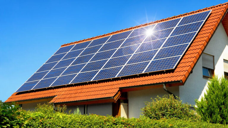 Residências com energia solar ultrapassam R$ 60,5 bilhões de investimentos acumulados no País, segundo fintech