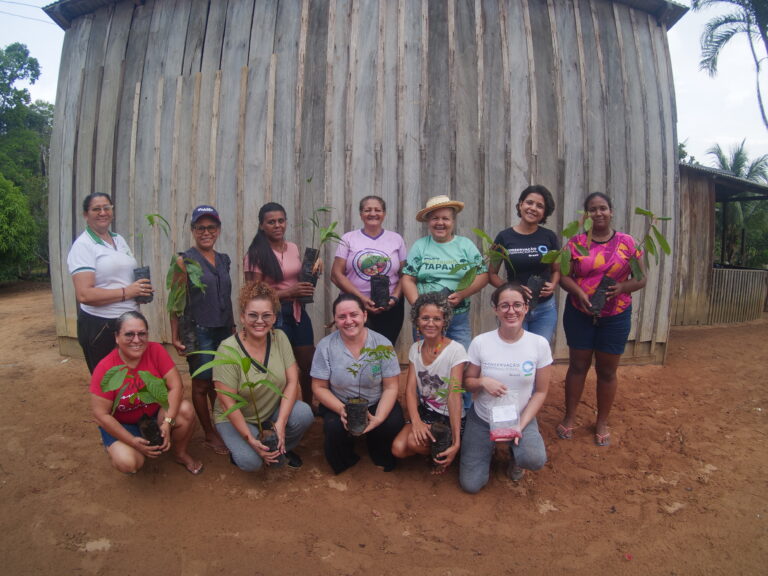 Mulheres tomam à frente na preservação ambiental em projeto no Tapajós