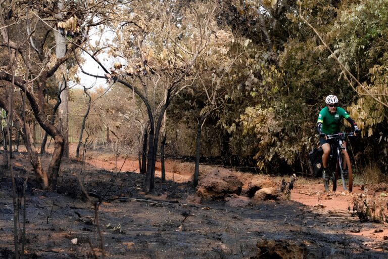De bicicleta, pesquisadores investigam sumiço das águas do Cerrado 