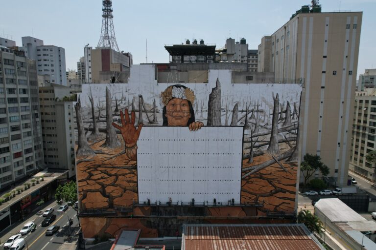 Bilionários dos EUA, que lucram com a destruição de florestas no Brasil, são denunciados pelo artivista Mundano em mega-mural em São Paulo