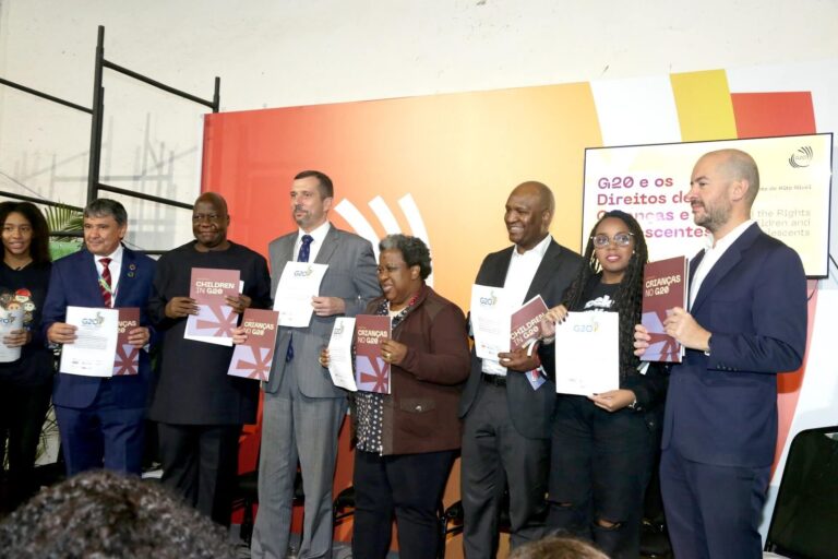 Crianças e adolescentes entregam carta com recomendações a líderes do G20