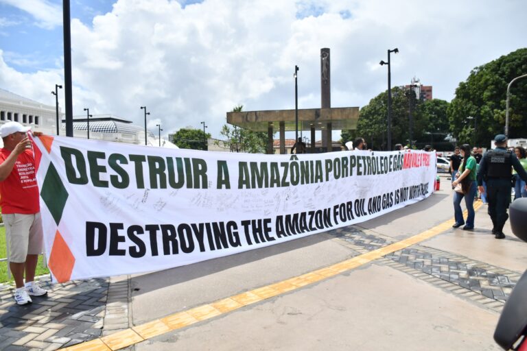 Lula chega a Belém em meio a protestos contra exploração de petróleo na Amazônia