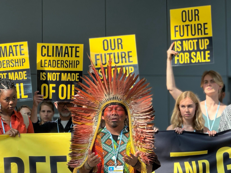 Em reunião pré-COP30 na Alemanha, Brasil é alvo de protesto por defender ação climática enquanto leiloa petróleo e gás em casa