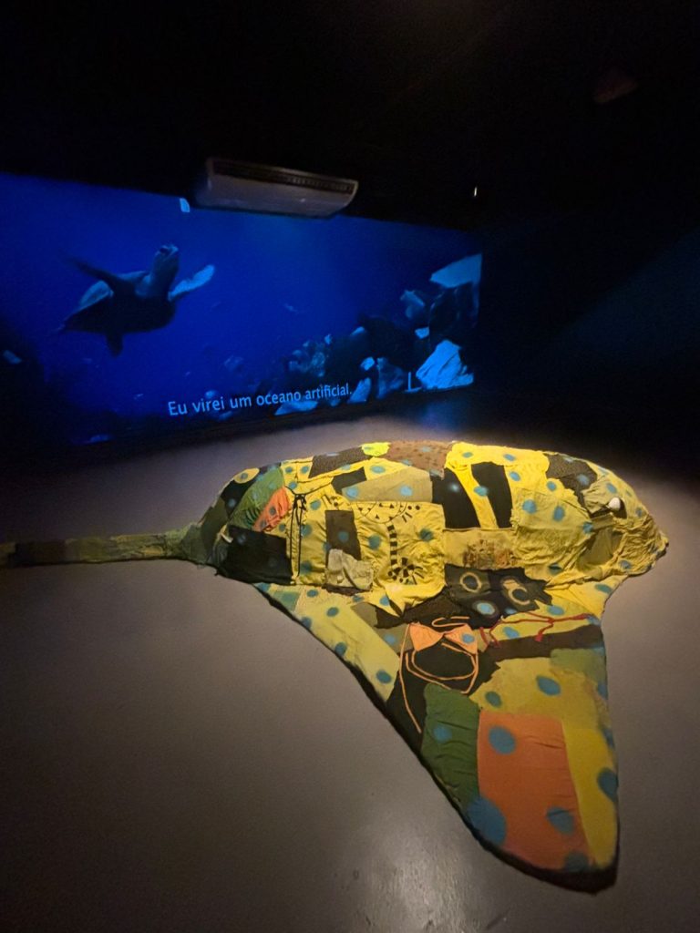 Exposição Maré de Mudanças faz alerta ao impacto da indústria têxtil na Baía de Guanabara, com obra inédita