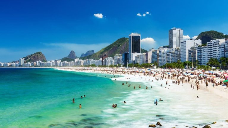 Voluntários do hotel Fairmont Rio participam de mutirão de limpeza na Praia de Copacabana