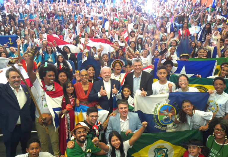 Estudantes entregam a Lula carta-compromisso por um Brasil mais sustentável