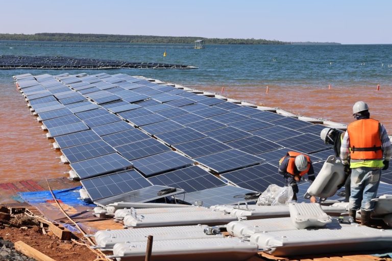Itaipu completa primeira fase de montagem da usina solar flutuante
