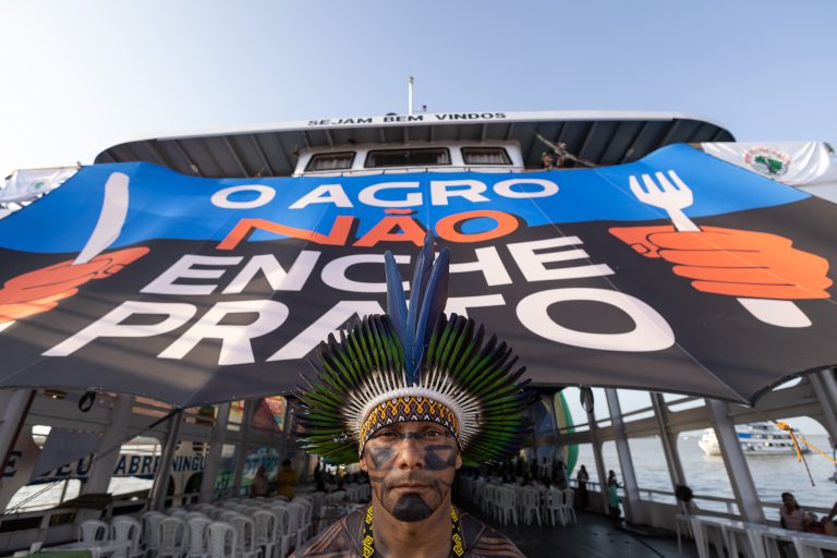 Barqueata da Cúpula dos Povos leva mais de 200 embarcações à Baía do Guajará, em Belém, em ato histórico pela Amazônia e pela justiça climática