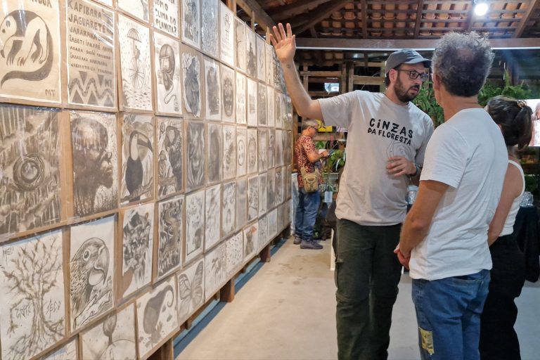 Na COP30, exposição de arte arrecada fundos para brigadistas de incêndios