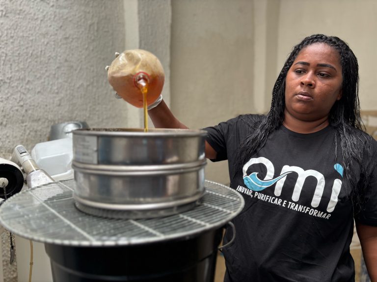 Ecofábrica da Mangueira evita poluição de 69 milhões de litros de água e distribui produtos ecológicos gratuitos à comunidade