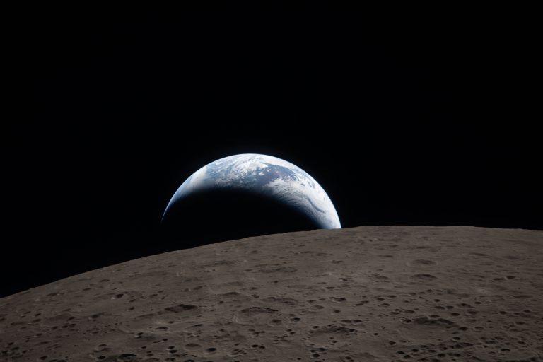 NO MUNDO DA LUA: CIÊNCIA, IDEOLOGIA, ESTADO E A BARBÁRIE CONTEMPORÂNEA